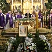 Uroczystości pogrzebowe matki kapłana w noworudzkim kościele.