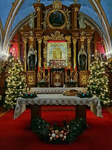 Obory. Wystrój świąteczny w Sanktuarium Matki Bożej Bolesnej [oo. karmelici]