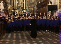 Sandomierski Chór Katedralny wraz z chórem dziecięco-młodzieżowym.