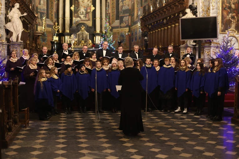 Sandomierski Chór Katedralny wraz z chórem dziecięco-młodzieżowym.