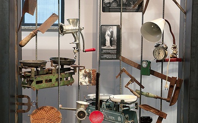 ▲	Na wystawie można zobaczyć też, jak huta oddziaływała na życie po pracy – np. za pośrednictwem przedmiotów codziennego użytku.