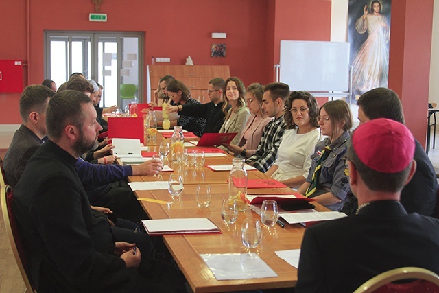 W agendzie spotkań i rozmów jednym z zasadniczych tematów jest zagadnienie wiary młodego pokolenia.