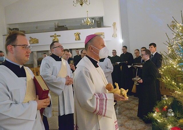 	Figurę Dzieciątka Jezus do kleryckiej kaplicy przyniósł bp Marek Solarczyk.