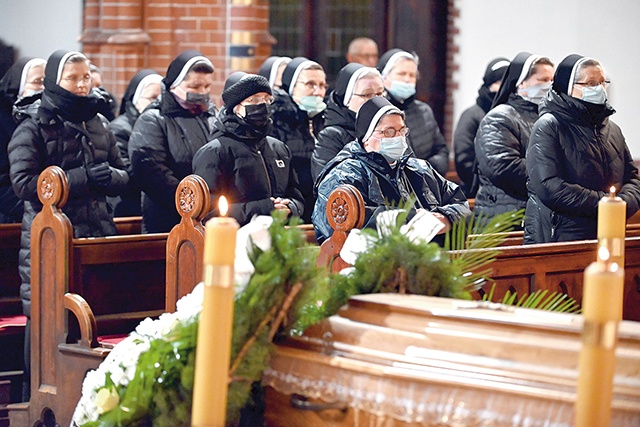 	Na pogrzeb przyjechały zakonnice z okolicznych klasztorów.