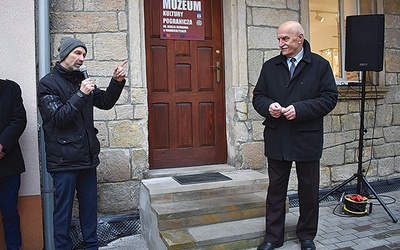 	Burmistrz Jan Bednarczyk (z prawej) oraz Marek Kusiakiewicz uroczyście zainaugurowali działanie instytucji kultury. 