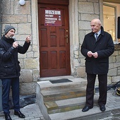 	Burmistrz Jan Bednarczyk (z prawej) oraz Marek Kusiakiewicz uroczyście zainaugurowali działanie instytucji kultury. 