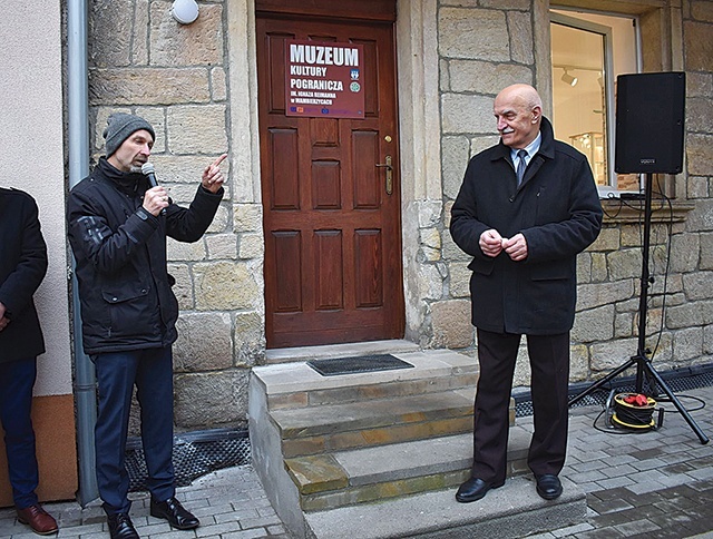 	Burmistrz Jan Bednarczyk (z prawej) oraz Marek Kusiakiewicz uroczyście zainaugurowali działanie instytucji kultury. 