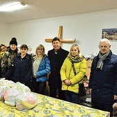 ▼	O ubogich w Skierniewicach dba m.in. Fundacja „Niebo otwarte”, prowadząca punkt „Arka”..