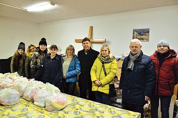 ▼	O ubogich w Skierniewicach dba m.in. Fundacja „Niebo otwarte”, prowadząca punkt „Arka”..