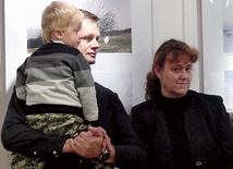 Basia i Irek Mendrochowie z najmłodszym synem na wystawie zdjęć ich najstarszego syna Pawła.