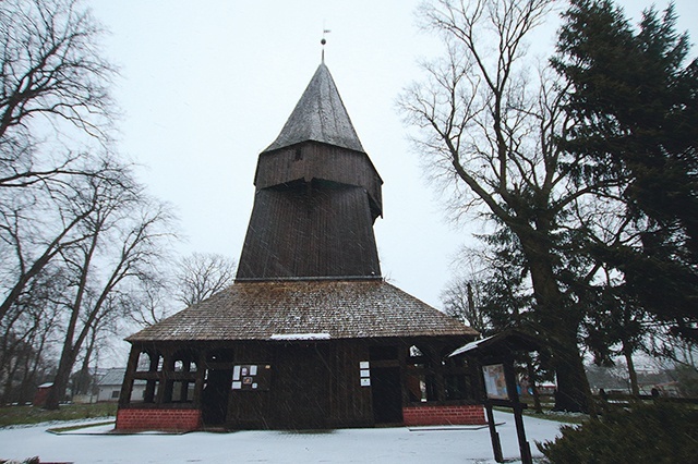 Drewniana gotycka wieża z ośmioboczną izbicą pochodzi z XIV wieku. Została odbudowana w 1754 roku, remontowaną ją  w 2010 i 2020 roku.