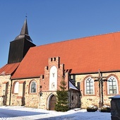 Dominującą nad wsią budowlę wznieśli  w XIV w. Krzyżacy.