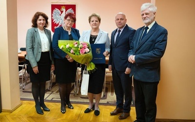 Teresa Antoniak, w środku, pożegnana została przez kierownictwo niżańskiego starostwa.