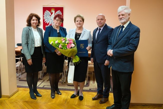 Teresa Antoniak, w środku, pożegnana została przez kierownictwo niżańskiego starostwa.