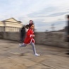 Dziewczynka w świątecznym stroju biegnie przez kamienny most w Skopje.
26.12.2021   Macedonia Północna