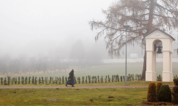 Klasztor na Jurze Krakowsko-Częstochowskiej tonie w mgle.