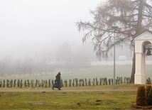 Klasztor na Jurze Krakowsko-Częstochowskiej tonie w mgle.