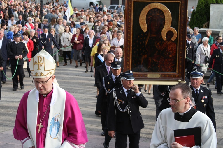 Biskup Piotr Libera w obiektywie "Gościa Płockiego"