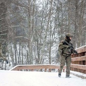 Żołnierze Wojsk Obrony Terytorialnej na patrolu.