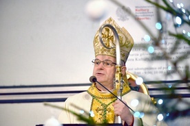 Bp Marek Mendyk w czasie głoszenia homilii.