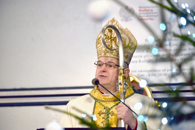 Bp Marek Mendyk w czasie głoszenia homilii.