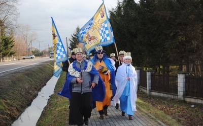 Jeden z barwnych orszaków w drodze do kościoła.