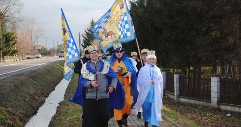 Jeden z barwnych orszaków w drodze do kościoła.