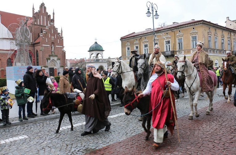 Korowód przeszedł centralnym deptakiem miasta.