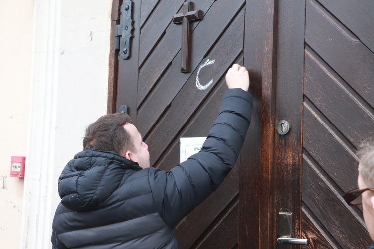 Wikariusz parafii ks. Michał Szkupiński na drzwiach wejściowych świątyni zapisał symbole C+M+B 2022 A.D.