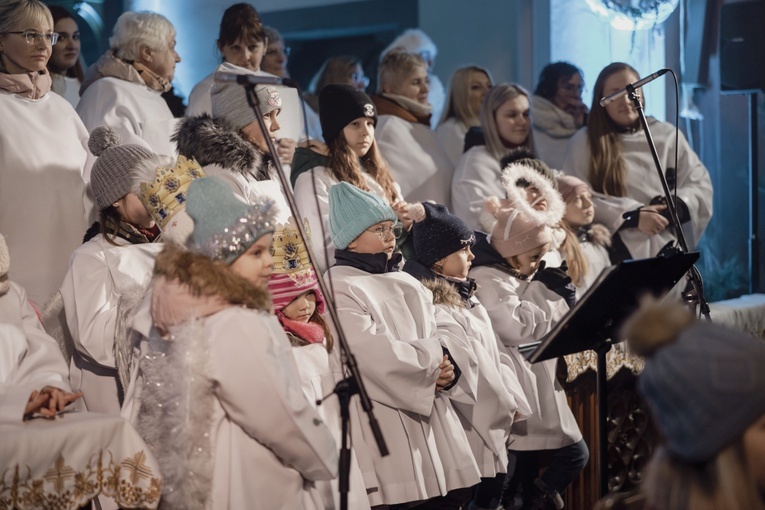 Rodzina "Sygnału Miłosierdzia" zagrała z dziećmi koncert kolęd