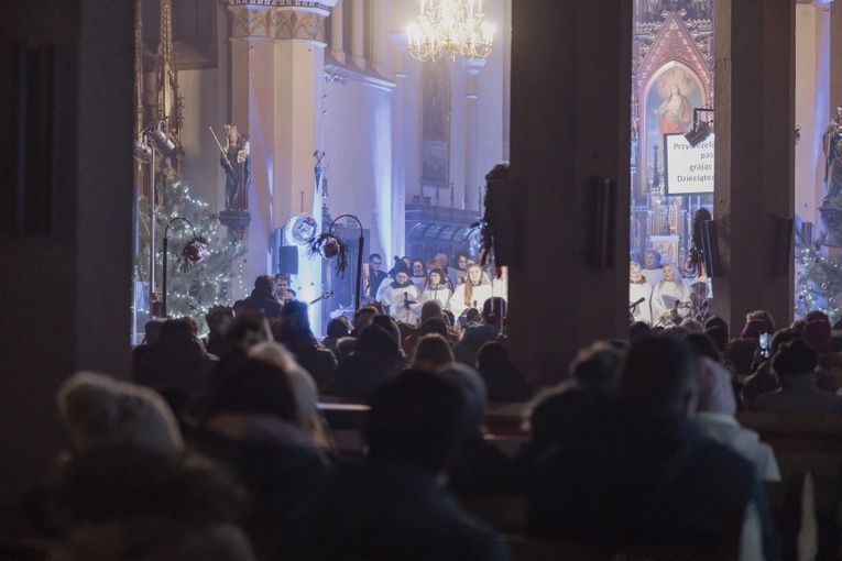 Rodzina "Sygnału Miłosierdzia" zagrała z dziećmi koncert kolęd