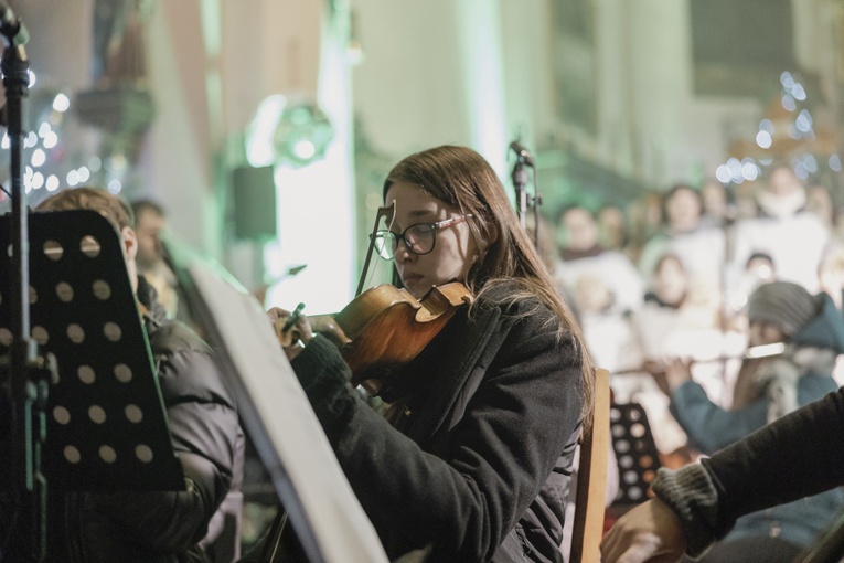 Rodzina "Sygnału Miłosierdzia" zagrała z dziećmi koncert kolęd