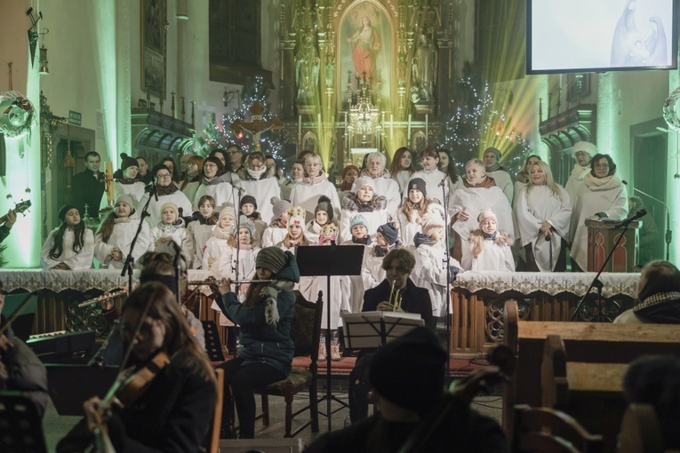 Rodzina "Sygnału Miłosierdzia" zagrała z dziećmi koncert kolęd