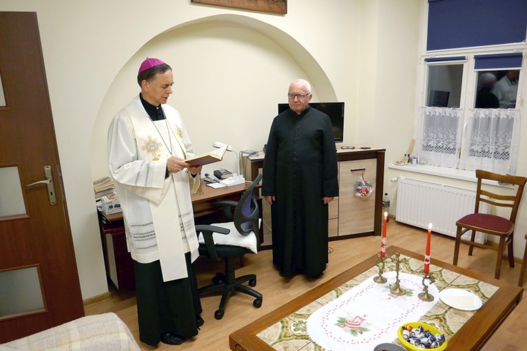 Bp Adam Bałabuch odwiedził z kolędą księży emerytów