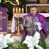 Mszy św. i obrzędom pogrzebowym przewodniczył ks. Wiesław Rusin.