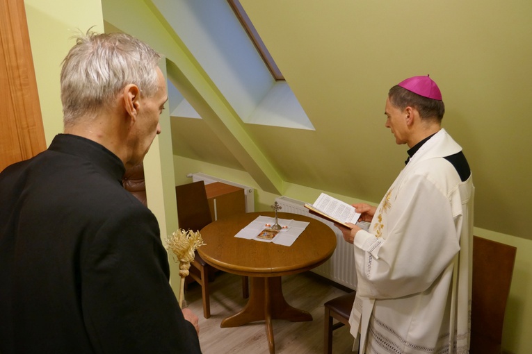 Bp Adam Bałabuch odwiedził z kolędą księży emerytów