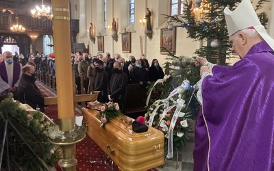 Biskup senior nad trumną zmarłego kapłana w kościele św. Mikołaja we Wleniu.