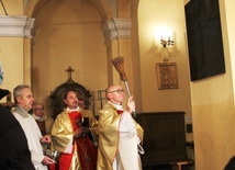 Tablicę poświęcił prowincjał o. Zbigniew Leczkowski SJ. Obok stoi superior o. Rafał Kobyliński SJ.