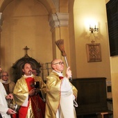 Tablicę poświęcił prowincjał o. Zbigniew Leczkowski SJ. Obok stoi superior o. Rafał Kobyliński SJ.