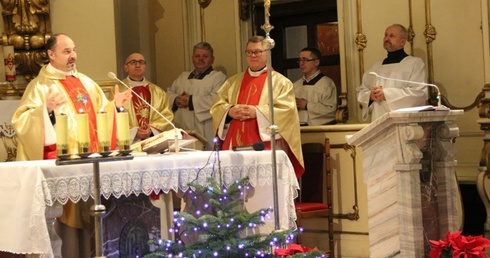 Poświęcenie tablicy pamiątkowej o. Huberta Czumy SJ