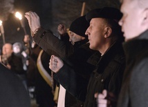 Ordynariusz radomski (drugi z prawej) podczas męskiej modlitwy w Radomiu.