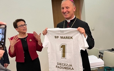 Jadwiga Kazana wręczyła bp. Markowi Solarczykowi koszulkę z numerem jeden.