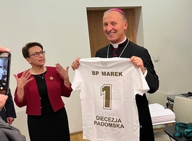 Jadwiga Kazana wręczyła bp. Markowi Solarczykowi koszulkę z numerem jeden.