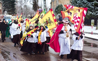 ▲	Po Mszy św. zgromadzeni udali się do Miłakowskiego Domu Kultury na wspólne kolędowanie. 