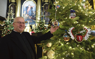 Ks. prał. Krzysztof Wąchała prezentuje wiśnickie pomysły  na świąteczne ozdoby.
