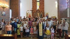 Ksiądz Vitaliy Demyanets ze swoimi świdnickimi parafianami.