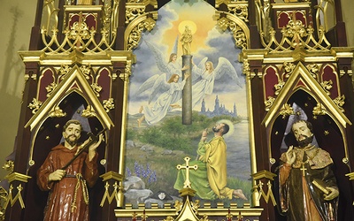 	Figurę św. Jakuba zasłania obraz Madonny del Pilar.