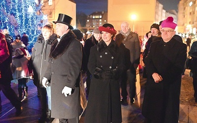 	Biskup Mendyk na spotkaniu świątecznym przed świdnicką katedrą. 