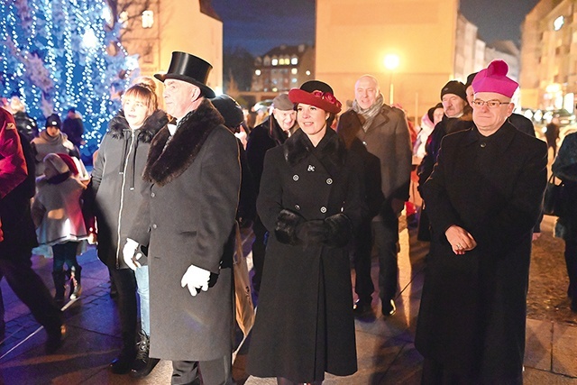 	Biskup Mendyk na spotkaniu świątecznym przed świdnicką katedrą. 