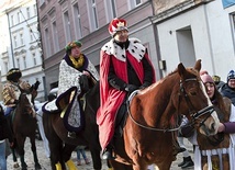 	Podobnie było w Wałbrzychu,  gdzie Mędrcy poprowadzili  do Nowonarodzonego kilkaset osób.